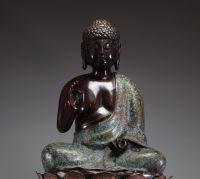 Japon - Imposant Bouddha en bronze et émail cloisonné assis sur une fleur de lotus, XIXème.