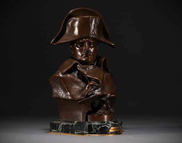 Renzo COLOMBO (1856-1885) Buste de Napoléon 1er en bronze à patine brune nuancée, 1885.