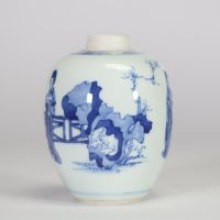 Petit vase en porcelaine de Chine bleu et blanc à décor de courtisanes dans un jardin, marque Chenghua