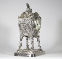 Pendule en bronze argenté de style Louis XV Fin du XIXe siècle Par Wiskemann