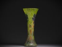 DAUM Nancy - Grand vase en verre multicouche à décor dégagé à l'acide de baies sur fond vert marmoréen, signé.