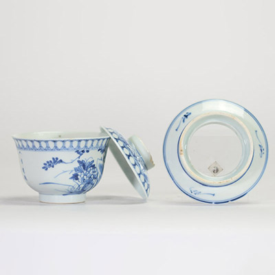 Chine, bol couvert en porcelaine bleu et blanc à décor floral et inscriptions, probablement XVIIIe siècle
