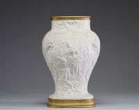 Sèvres - Vase en biscuit, porcelaine à pâte dure monté sur bronze à décor en relief de scènes champêtres, XVIIIème, marque au bleu sous la pièce.