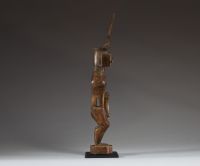 Indonésie - Statue figurative en bois sculpté de la tribu des Nias, milieu XXème.