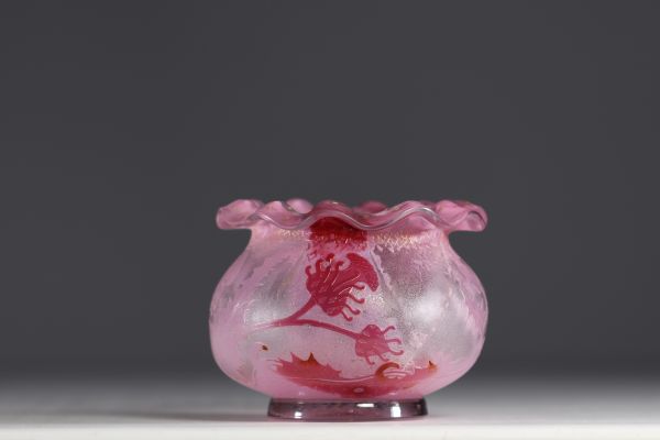 Cristallerie de Vallérysthal - Rare little ball vase in acid-etched multi-layered glass decorated with thistles, signed under the base.
