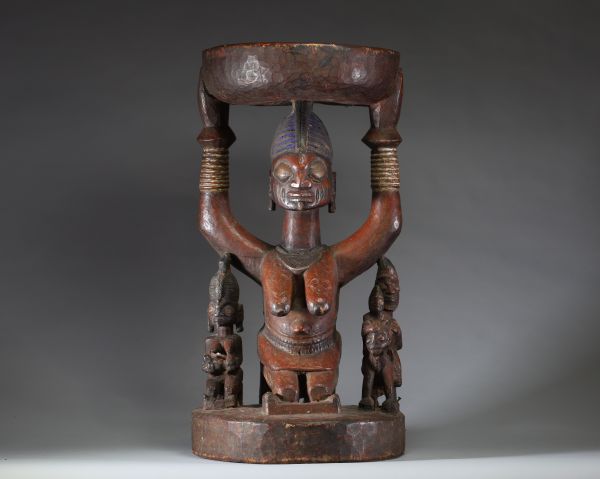 Afrique - Imposante porteuse de coupe Yoruba en bois sulpté indigo, Nigéria.