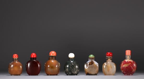 Chine - Ensemble de sept tabatières en pierre dure et verre.