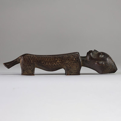 Ancien oracle à coulisse (Itombwa) anthropo-zoomorphe Kuba, RD Congo. Bois, patine ancienne et usure marquée par l’usage sur la surface du dos. Début XXème s. Collecté sur site par A.S., St Idesbald, début des années 1950. H : 28 cm