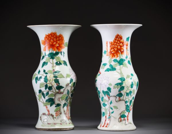 Chine - Paire de vases famille rose en porcelaine polychrome émaillée à décor de fleurs et papillon, époque Qing, XIXème.