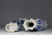 Chine - Paire de vases en porcelaine blanc bleu à décor de paysage, époque XIXème.