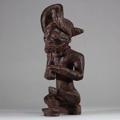 : Très jolie statuette Chokwé représentant le héros civilisateur « Tshibinda Ilunga ». Bois, patine ancienne, traces d’usage et usures aux points de contact. Nombreux ornements rituels. La posture est connue. H : 41 cm.  Collecté sur site par A.S., St Idesbald, début des années 1950