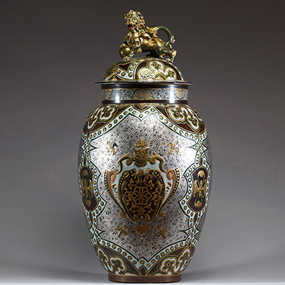 Keller et Guérin Lunéville - Grande potiche couverte en céramique polychrome à décor japonisant, prise en forme de lion, marque sous la pièce.