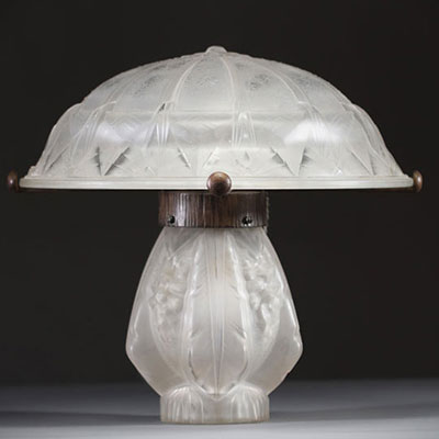 MULLER Frères Lunéville - Lampe de table Art Déco, pied et coupole en verre moulé pressé stylisé, double éclairage, signée Muller Frères Lunéville.