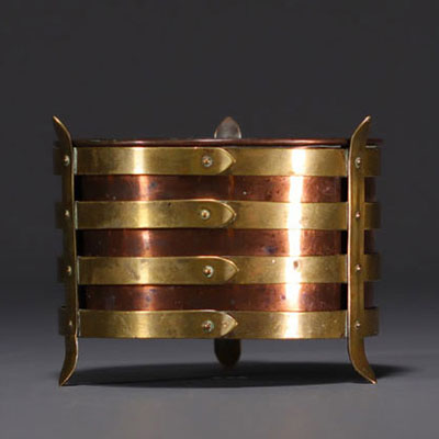 Gustave SERRURIER-BOVY (1858-1910) in the style of small copper and brass jardinière.