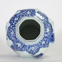Vase balustre octogonal en porcelaine de Chine bleu blanc à décor de paysages fluviaux animés, époque Transition, milieu XVIIe siècle.