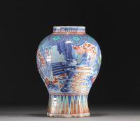 Chine - Vase en porcelaine polychrome à décor de personnages et paysage, époque transition.