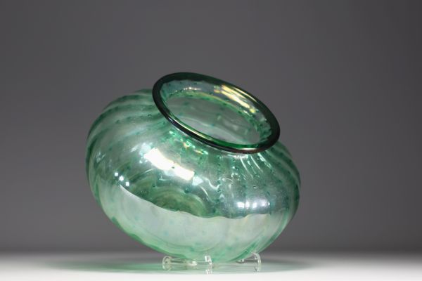 Napoleone MARTINUZZI (1892-1977) pour Venini - Vase sphérique aplati et strié en verre vert transparent, vers 1925
