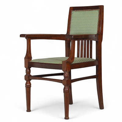 Georges Hobé (1854–1936) Fauteuil en acajou – Vers 1905 Modèle dérivé du prototype présenté à l’Exposition de Turin, 1902  Ce fauteuil en acajou de Georges Hobé, s’inscrit dans la lignée du mobilier présenté à l’Exposition internationale des arts décoratifs de Turin en 1902, événement fondateur pour la reconnaissance de l’Art nouveau belge sur la scène internationale. Il illustre à merveille l’est