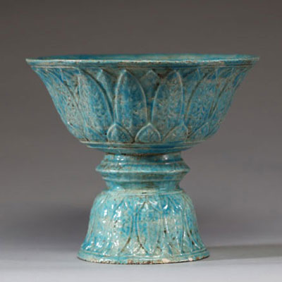 Chine - Bol sur pied en grès émaillé bleu à décor de fleurs de Lotus, dynastie Qing.