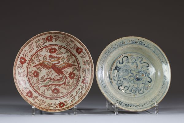 Chine - Ensemble de deux plats en porcelaine, un rouge fer à décor de Phoenix et un en porcelaine blanc bleu, époque Ming.