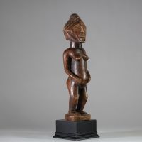 Statuette Chokwe / Luena, RD Congo, Angola. Bois, patine usée par le temps, scarifications sur le visage . 1er tiers 20ème s. H : 36,5 cm Collecté sur site par A.S., St Idesbald, début des années 1950