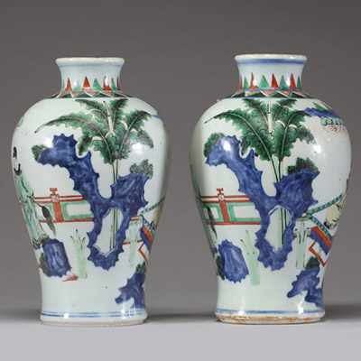 Paire de vases en porcelaine de la famille verte, décor de personnages dans un jardin, époque Kangxi