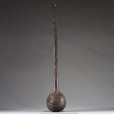 Afrique RDC - Ancien grand objet Kuba en bois finement sculpté, métal sous la base, Congo RDC, début XXème.