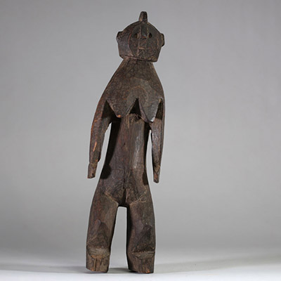 Statuette féminine rituelle Mossi, Burkina Faso, Bois dense et lourd, ancien, à patine sèche, scarifications faciales et abdominales, crête sagittale, seins tombants, bras rigides, mains ouvertes en éventail. Le visage est très expressif . H: 47 cm. Ex collection privée Amsterdam.