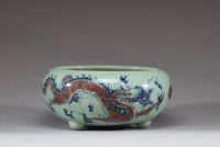 Chine - Rince pinceau en porcelaine blanc bleu et rouge fer à décor de dragons.