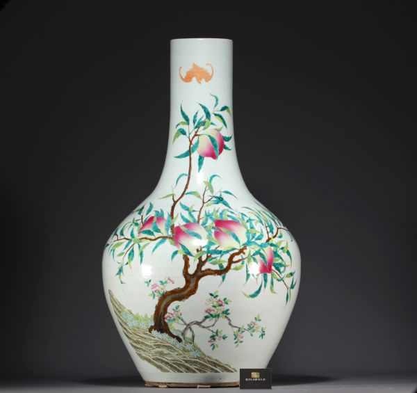 Chine - Imposant vase en porcelaine de la famille rose au décor des neuf pêches, dynastie Qing. (100cm de haut)
