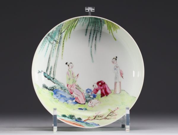 China - Pink family polychrome porcelain plate decorated with characters,  Yongzheng.