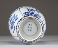 Vase en porcelaine blanc-bleu à décor de mobiliers, marque Kangxi  Vase en porcelaine à panse ovoïde, finement décoré en bleu sous couverte de scènes composées de mobilier chinois, vases garni