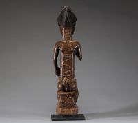 Afrique - Statue d’ancêtre Baoulé en bois sculpté, Côte d’Ivoire.