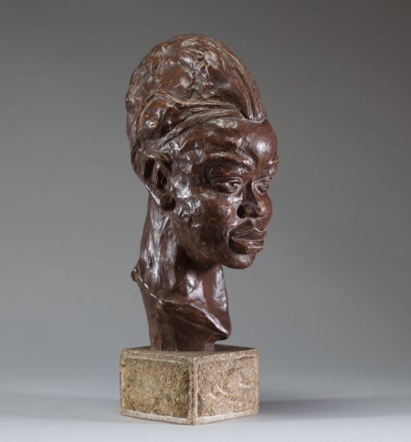 Paul SERSTÉ (1910-2000) - Tête africaniste, sculpture en terre cuite patinée sur socle en marbre, signée.