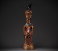 Importante statue masculine SONGYE de la région de TSHOFA collectée vers 1900.