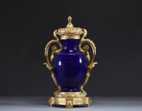Vase en porcelaine de Sèvres bleu nouveau et bronze doré de style Louis XV.