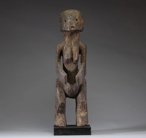 Afrique - Grande statue Chamba en bois dense et ancien, Nigéria, 1ère moitié XXème ou antérieur.