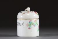 Chine - Boîte couverte en porcelaine polychrome à décor d'oiseau sur une branche, signature de l'artiste.