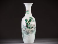 Chine - Vase en porcelaine polychrome famille verte à décor de personnages sur une embarcation portant la pêche de longévité et entourée de grues et de chauves-souris, vers 1900.
