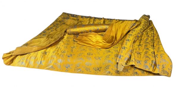 Chine - Deux panneaux en brocart de soie jaune et bleue à motif de fleurs stylisées, début XXème.