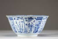 Chine, grand bol en porcelaine bleu et blanc, XVIIIe siècle Élégant bol chinois en porcelaine à décor peint en bleu sous couverte sur fond blanc, de forme évasée à panse cannelée. Le décor alterne scè