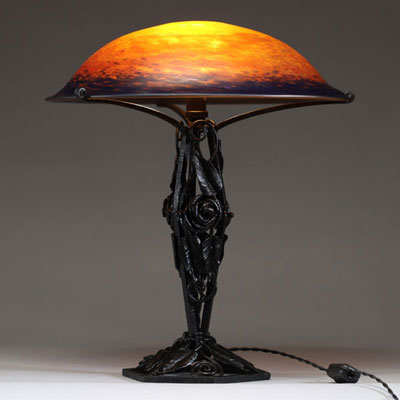 MULLER Frères Lunéville - Lampe de table Art Nouveau, dôme en verre marmoréen sur pied en fer forgé à décor floral, signée Muller Frès Lunéville.