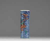 Chine - Petit vase rouleau en porcelaine polychrome à décor de maison traditionnelle, de vagues et d'oiseaux, marque au bleu, époque XIXème.