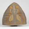 Bonnet de protection pour théière – Vers 1900 Broderie Art nouveau à motif végétal stylisé  Rare et délicat exemple de textile utilitaire raffiné, ce bonnet de protection pour théière est orné d’une broderie de style Art nouveau, représentant des motifs végétaux stylisés, probablement des feuilles ou fleurs imaginaires aux lignes souples et asymétriques. Réalisé à la main, le décor témoigne de l’i