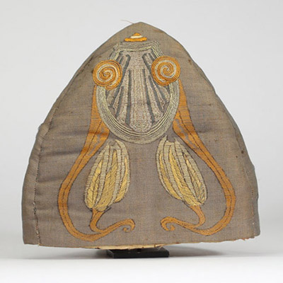 Bonnet de protection pour théière – Vers 1900 Broderie Art nouveau à motif végétal stylisé  Rare et délicat exemple de textile utilitaire raffiné, ce bonnet de protection pour théière est orné d’une broderie de style Art nouveau, représentant des motifs végétaux stylisés, probablement des feuilles ou fleurs imaginaires aux lignes souples et asymétriques. Réalisé à la main, le décor témoigne de l’i