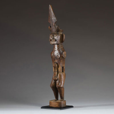 Indonésie - Statue figurative en bois sculpté de la tribu des Nias, milieu XXème.