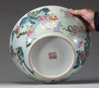 CHINE – Important bassin en porcelaine émaillée polychrome de la famille rose à décor de lettrés et immortels. Marque et époque Qianlong (1736–1795)