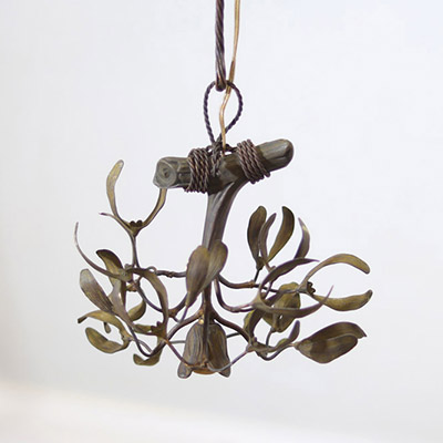 Lustre en bronze peint, figurant une branche de gui stylisée aux fines feuilles nervurées et enroulées autour de la structure centrale. Travail décoratif de qualité, typique des productions françaises des années 1920, rappelant les compositions florales d’Henri Fournet ou les ateliers de Nancy.