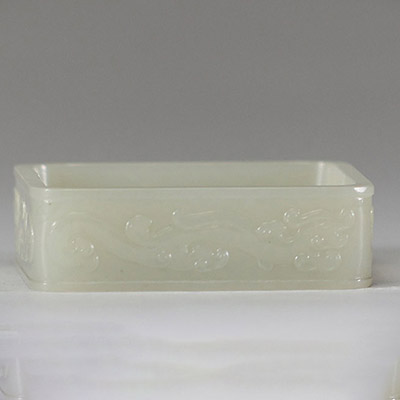 Élégant pot rectangulaire en jade blanc finement sculpté de dragons sinueux, Chine, dynastie Qing, XIXe siècle