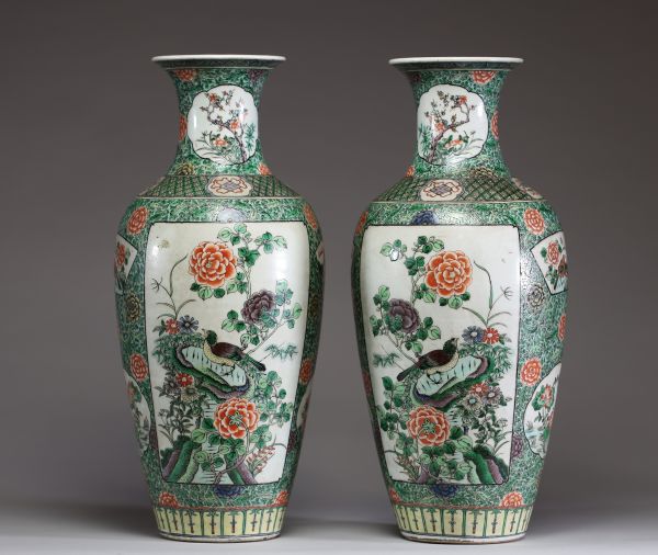 Chine - Paire de vases en porcelaine polychrome famille verte à décor d'oiseaux en cartouches sur un fond fleuri, XIXème.